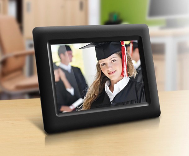 Aluratek 7-inches Digital Photo Frame Featured