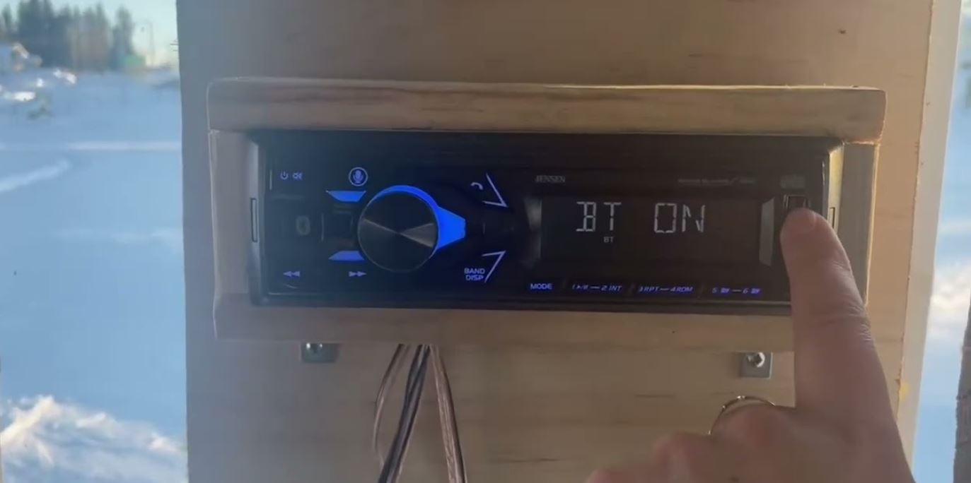Jensen MPR210 AM-FM Receiver with Bluetooth and Fixed Face FEATURE